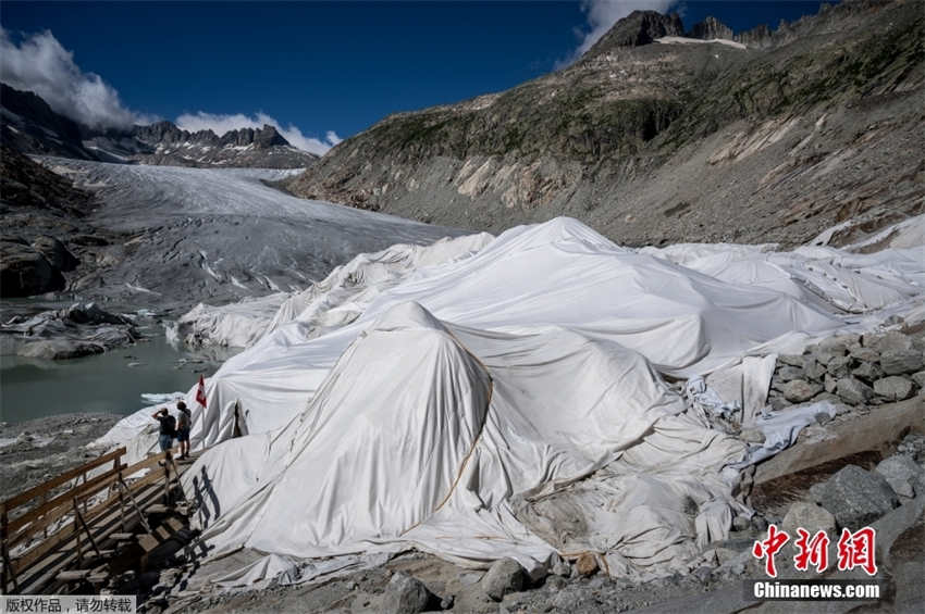 Suí?a cobre a geleira mais antiga dos Alpes com tapetes para evitar o degelo