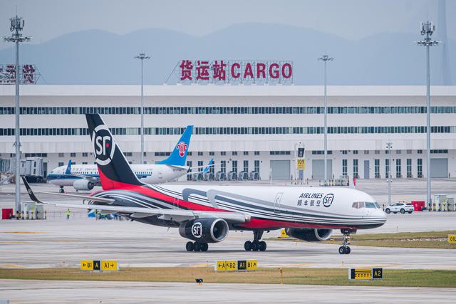 Primeiro aeroporto de hub de carga profissional da ásia entra em opera??o no centro da China
