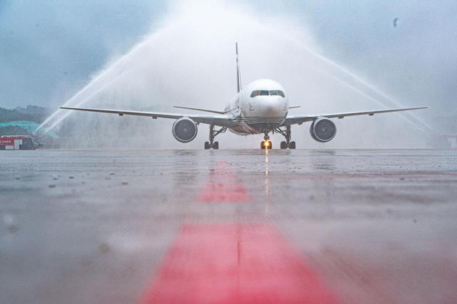 Primeiro aeroporto de hub de carga profissional da ásia entra em opera??o no centro da China
