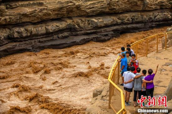 Cachoeira Hukou no rio Amarelo atinge temporada de pico de turismo 