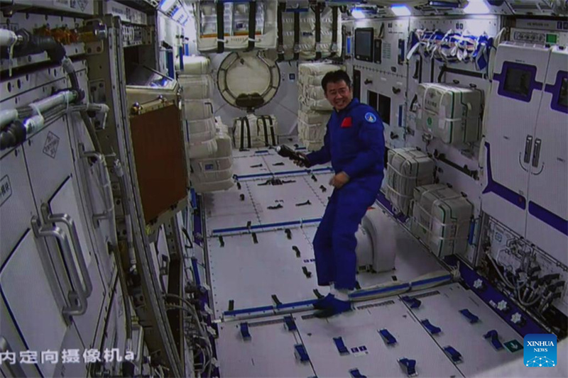 Astronautas da Shenzhou-14 entram no módulo de laboratório Wentian