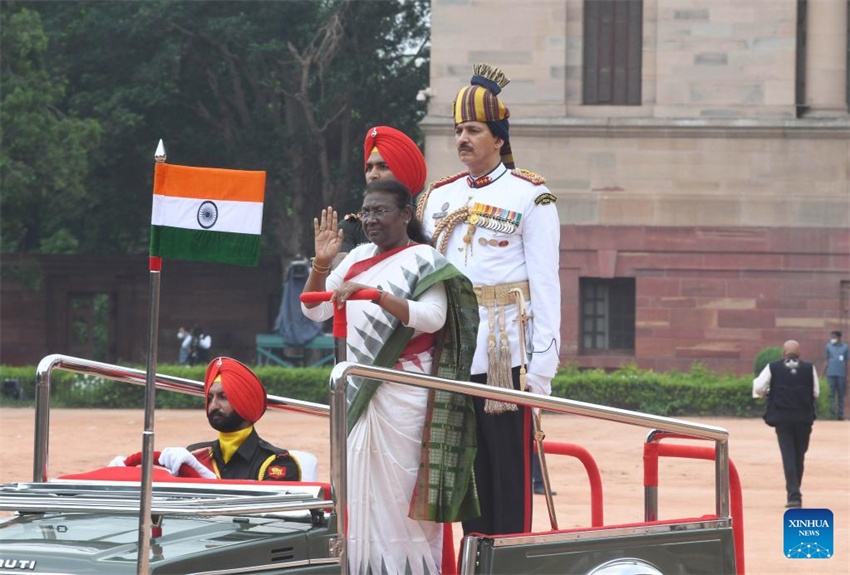 Draupadi Murmu faz juramento como 15o presidente da índia