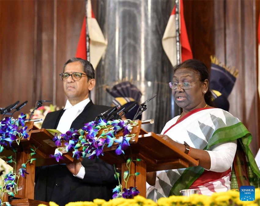 Draupadi Murmu faz juramento como 15o presidente da índia