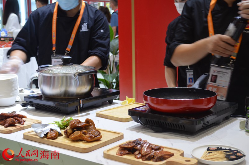 Iguarias globais atraem visitantes na 2a Exposi??o Internacional de Produtos de Consumo da China