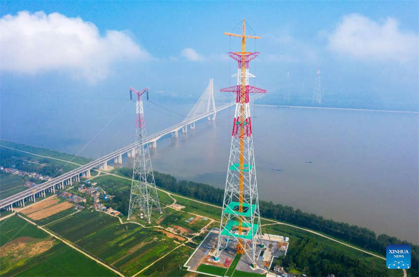 Estrutura da torre de transmiss?o do principal projeto de transmiss?o de energia UHV é concluída no leste da China
