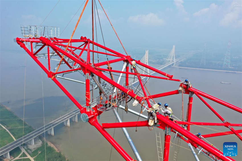 Estrutura da torre de transmiss?o do principal projeto de transmiss?o de energia UHV é concluída no leste da China
