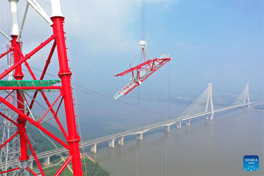 Estrutura da torre de transmiss?o do principal projeto de transmiss?o de energia UHV é concluída no leste da China