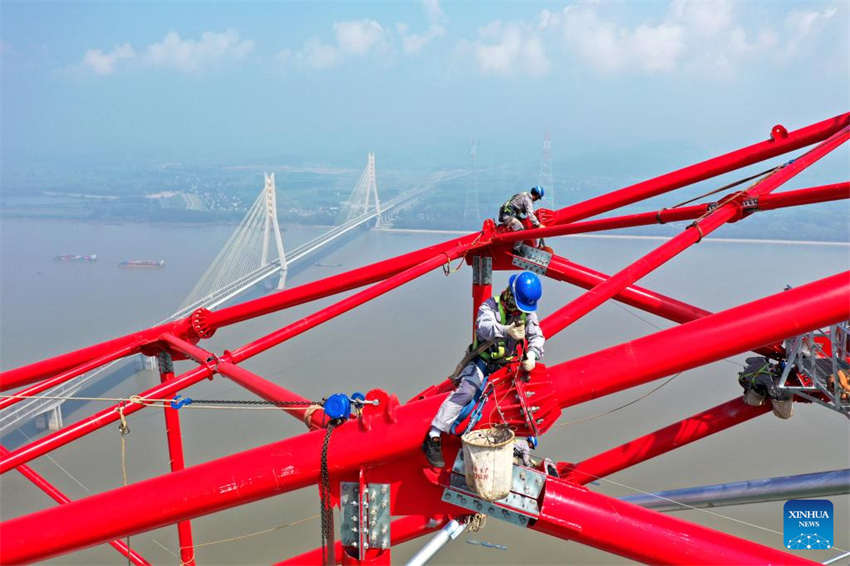 Estrutura da torre de transmiss?o do principal projeto de transmiss?o de energia UHV é concluída no leste da China