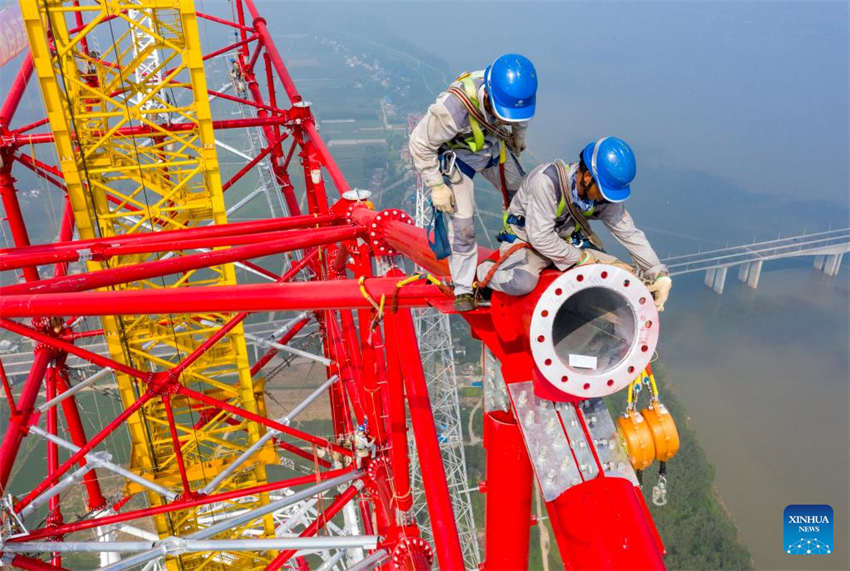 Estrutura da torre de transmiss?o do principal projeto de transmiss?o de energia UHV é concluída no leste da China