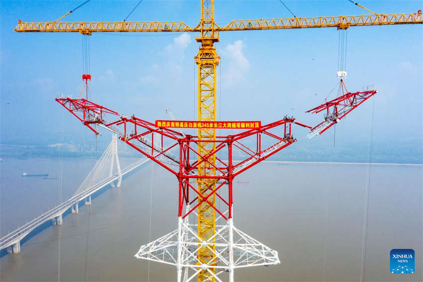 Estrutura da torre de transmiss?o do principal projeto de transmiss?o de energia UHV é concluída no leste da China