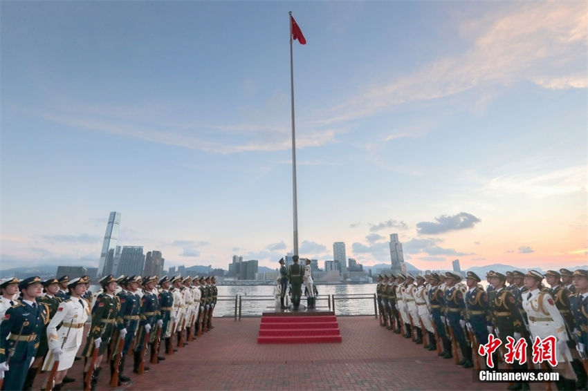 Hong Kong: tropas do ELP realizam cerim?nia de hasteamento da bandeira nacional em 1o de agosto