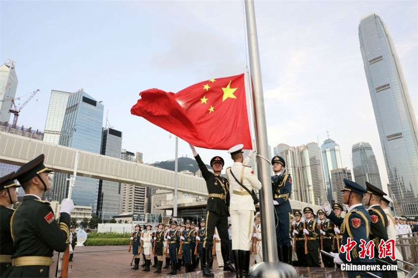 Hong Kong: tropas do ELP realizam cerim?nia de hasteamento da bandeira nacional em 1o de agosto