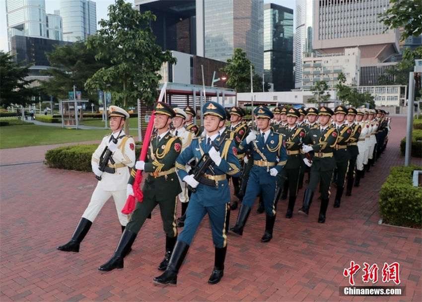 Hong Kong: tropas do ELP realizam cerim?nia de hasteamento da bandeira nacional em 1o de agosto