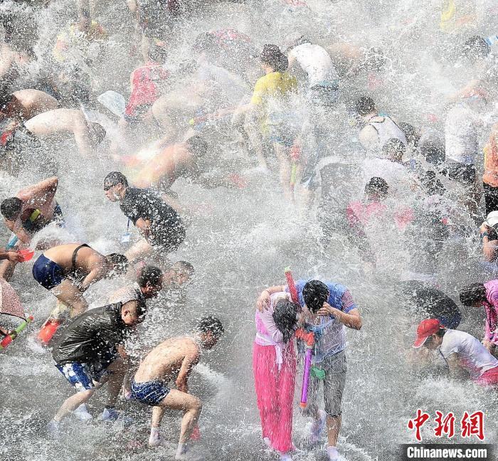 Fujian: turistas desfrutam da frescura do ver?o nas pra?as de água