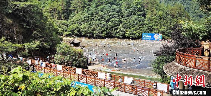Fujian: turistas desfrutam da frescura do ver?o nas pra?as de água
