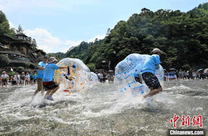 Fujian: turistas desfrutam da frescura do ver?o nas pra?as de água