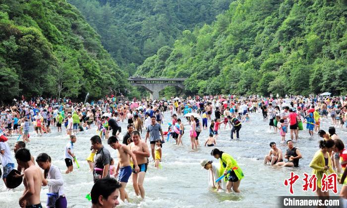 Fujian: turistas desfrutam da frescura do ver?o nas pra?as de água
