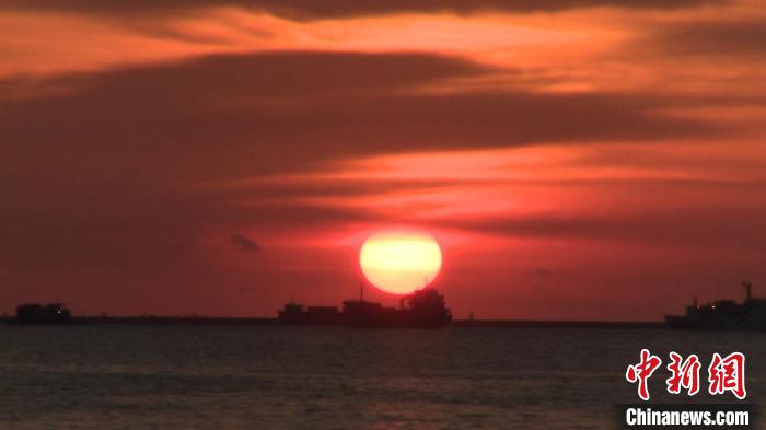 Haikou: bela paisagem do p?r do sol na Baía atrai cidad?os e turistas