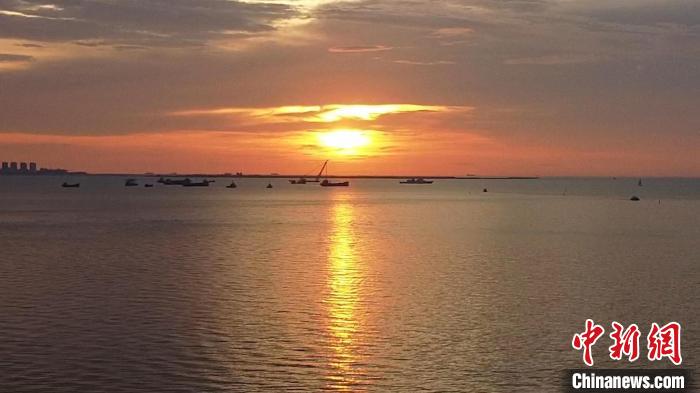 Haikou: bela paisagem do p?r do sol na Baía atrai cidad?os e turistas