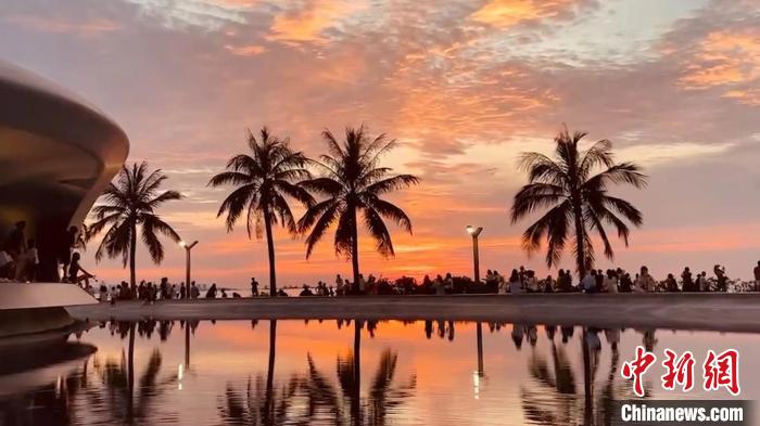 Haikou: bela paisagem do p?r do sol na Baía atrai cidad?os e turistas