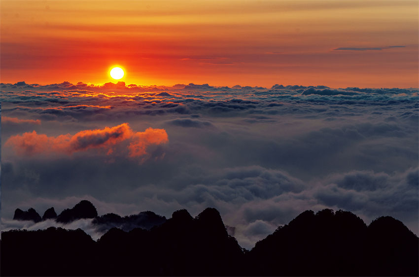 Patrim?nio mundial Montanha Huangshan atrai mais turistas em julho
