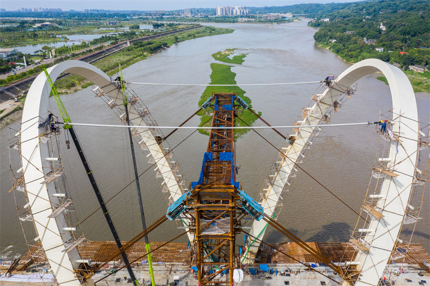 Sichuan: ponte sobre rio Minjiang está em constru??o