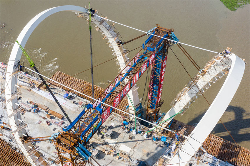 Sichuan: ponte sobre rio Minjiang está em constru??o