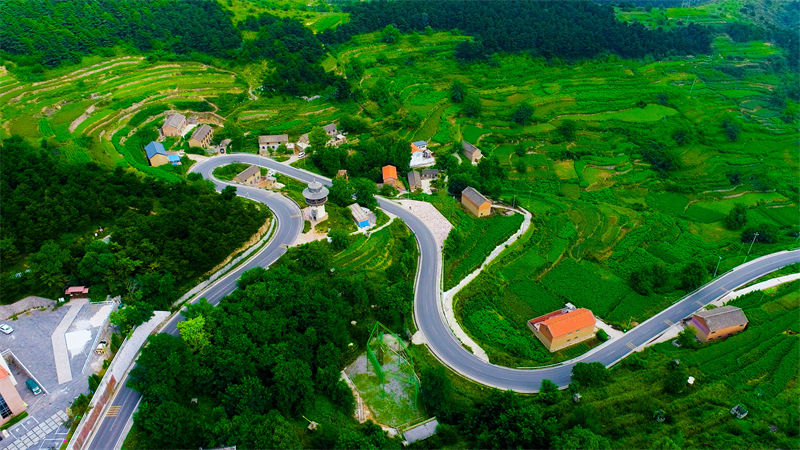 Beleza de estrada atrai aten??o turística no norte da China