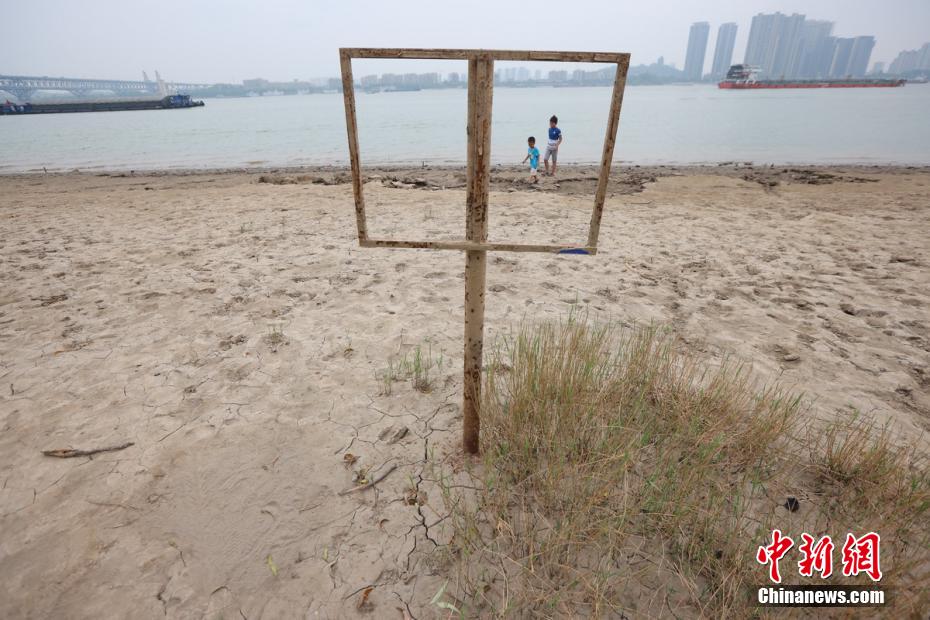 Nível da água na se??o de Nanjing do rio Yangtzé continua caindo