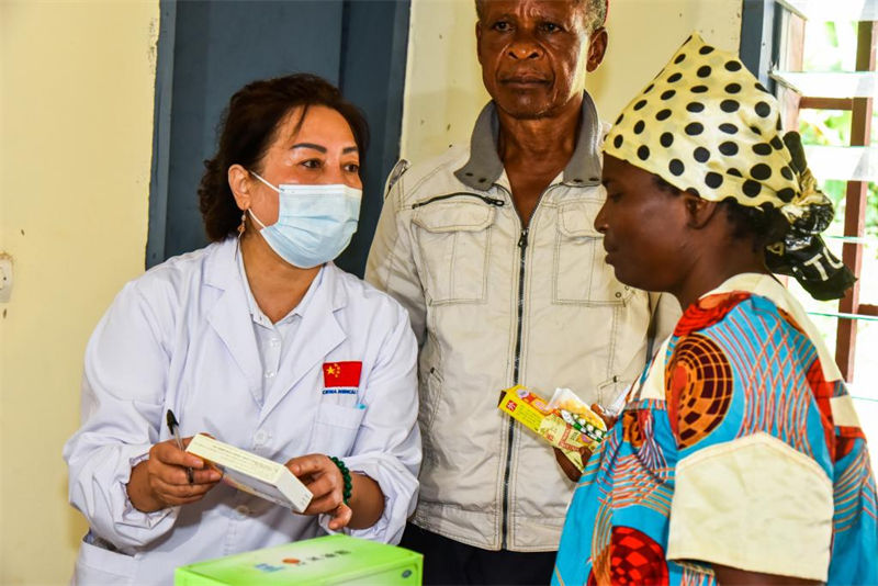 Equipe médica chinesa oferece servi?os de saúde gratuitos na zona rural de Camar?es