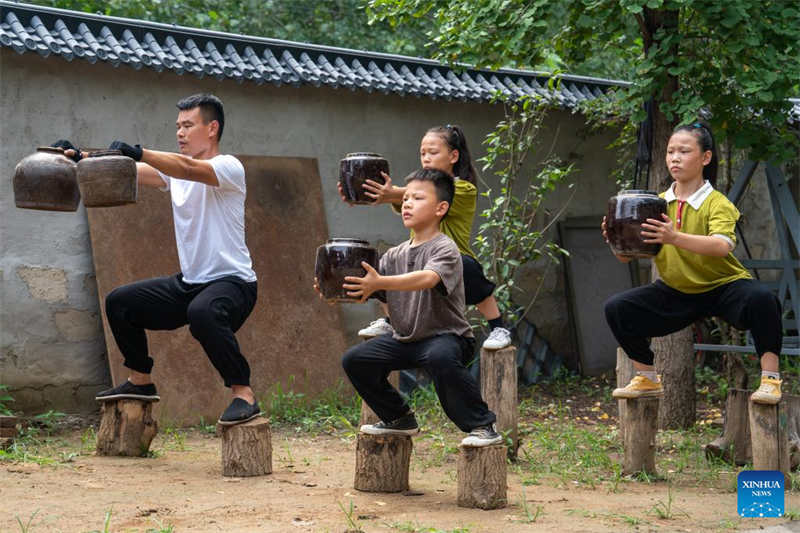 Artes marciais chinesas s?o um sucesso junto dos habitantes de Liuzhuang