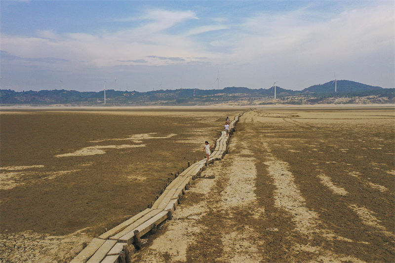 Jiangxi: seca do lago Poyang p?e a descoberto ponte de 2.930 metros na dinastia Ming