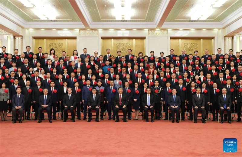 Xi Jinping se reúne com funcionários públicos modelo