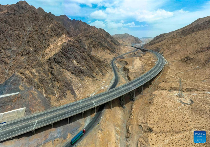 Nova via expressa em Xinjiang impulsiona desenvolvimento econ?mico