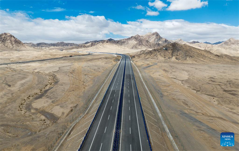 Nova via expressa em Xinjiang impulsiona desenvolvimento econ?mico