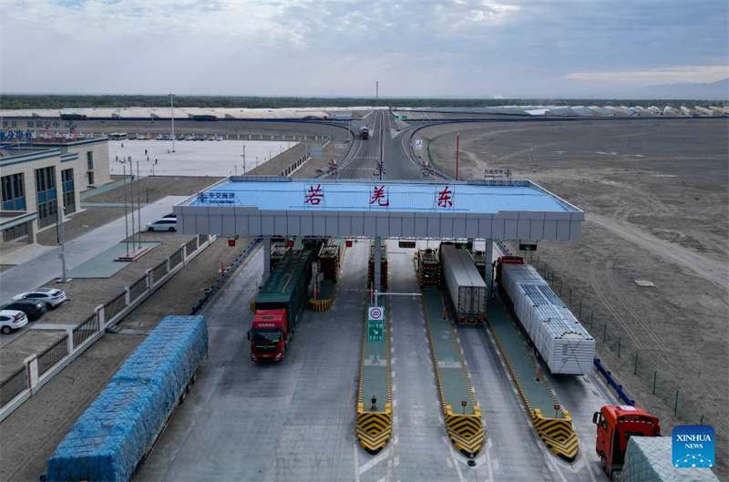 Nova via expressa em Xinjiang impulsiona desenvolvimento econ?mico