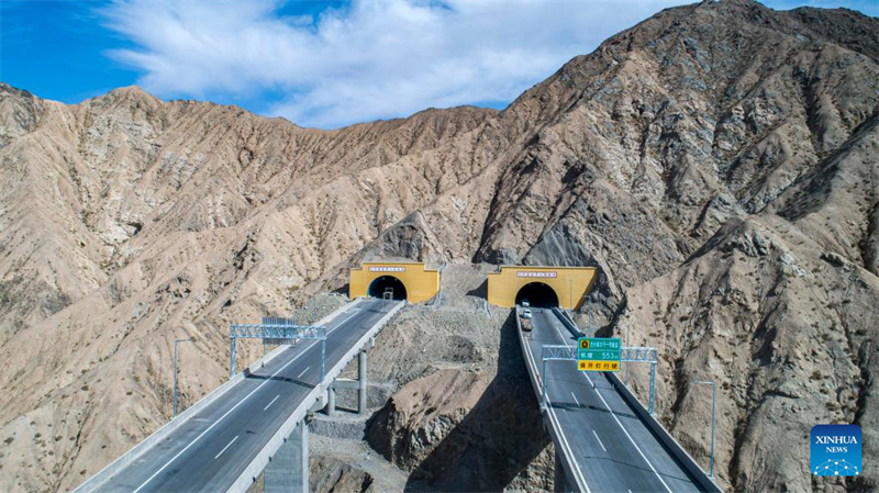Nova via expressa em Xinjiang impulsiona desenvolvimento econ?mico
