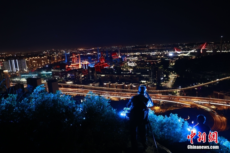 China: símbolo da Feira Internacional de Comércio de Servi?os da China é iluminado na Torre Olímpica de Beijing