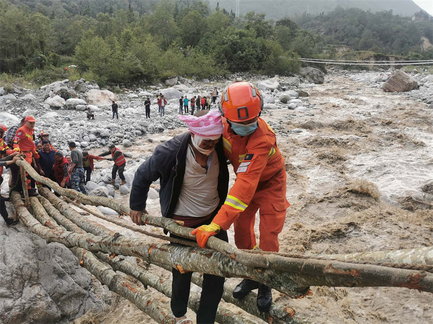 Terremoto de 6,8 graus deixa 46 mortos em Sichuan