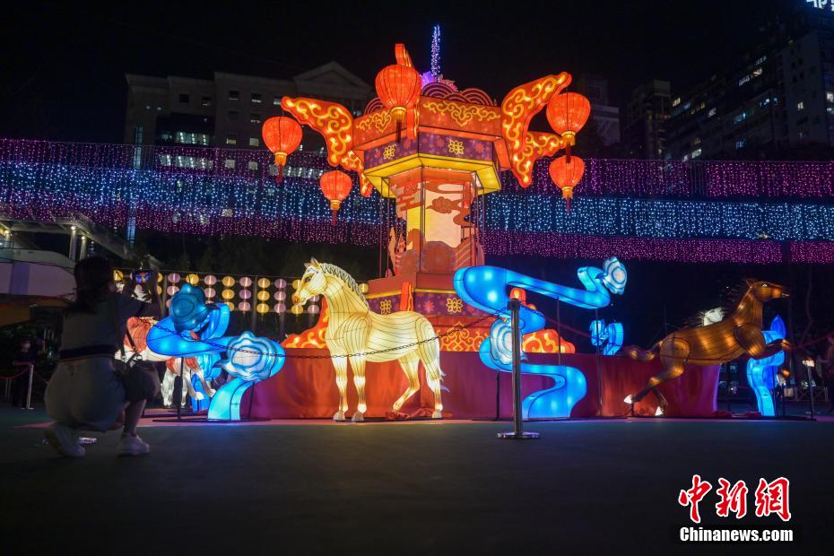 Hong Kong: Show de lanternas do Festival do Meio Outono é realizado no Parque Victoria 