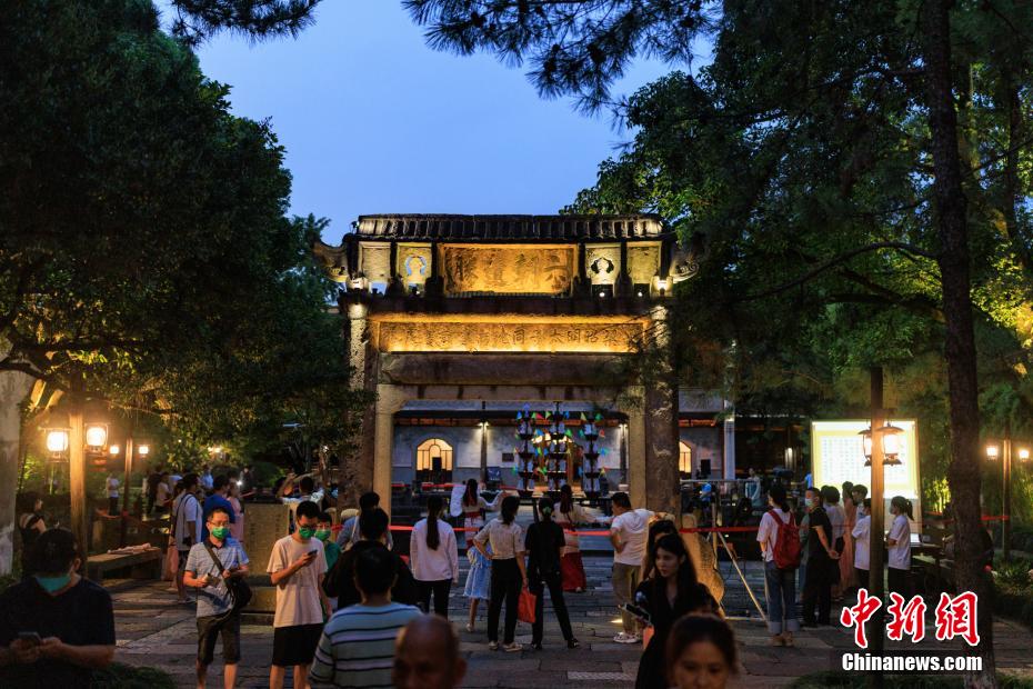 Zhejiang: atividades com características chinesas s?o favorecidas pelos turistas durante Festival do Meio do Outono