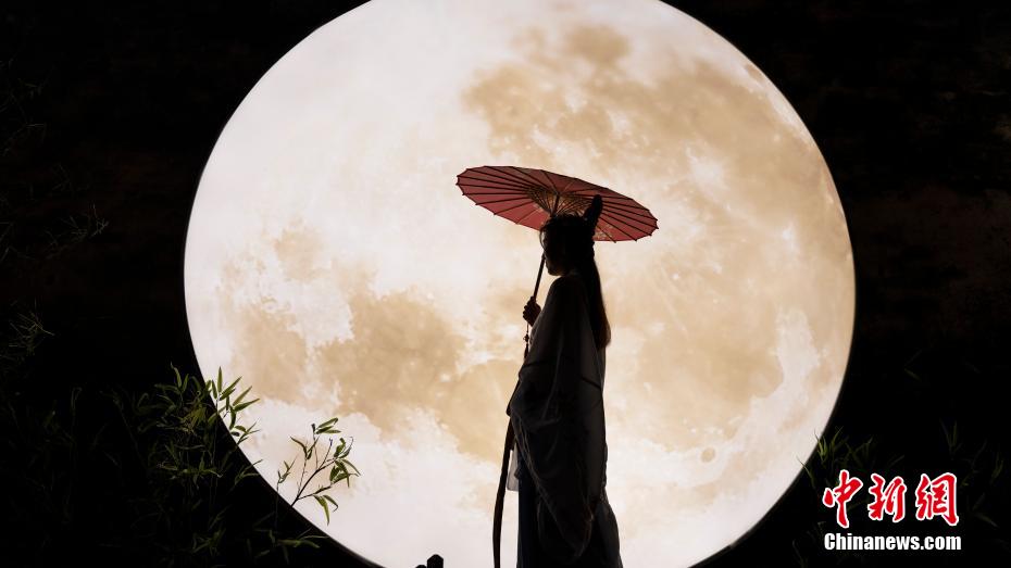 Zhejiang: atividades com características chinesas s?o favorecidas pelos turistas durante Festival do Meio do Outono