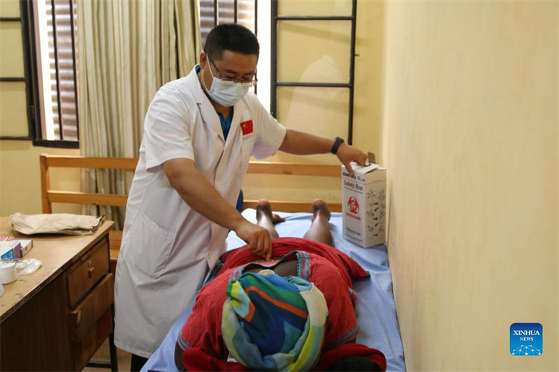 Programa de divulga??o gratuita da equipe médica chinesa oferece alívio aos ruandeses