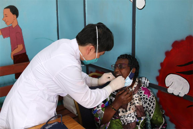 Programa de divulga??o gratuita da equipe médica chinesa oferece alívio aos ruandeses
