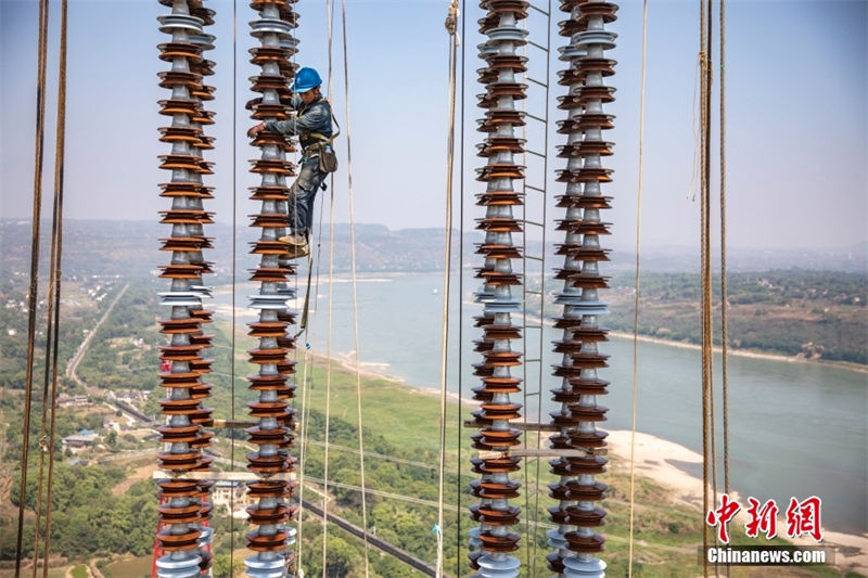 Se??o de Chongqing de transmiss?o de energia Baihetan-Zhejiang completa travessia do rio Yangtze