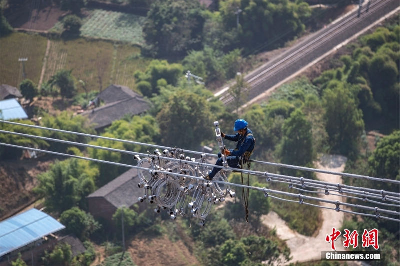 Se??o de Chongqing de transmiss?o de energia Baihetan-Zhejiang completa travessia do rio Yangtze
