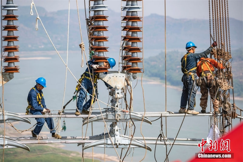 Se??o de Chongqing de transmiss?o de energia Baihetan-Zhejiang completa travessia do rio Yangtze