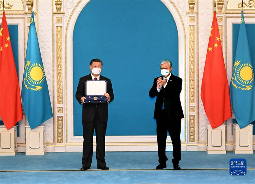 Xi Jinping recebe Ordem da águia Dourada concedida pelo presidente cazaque Tokayev