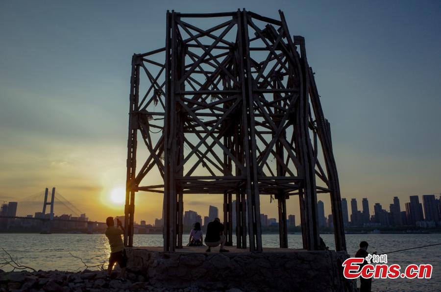 Wuhan: trilhos da ferrovia abandonada s?o expostos devido à queda do nível das águas do rio Yangtze