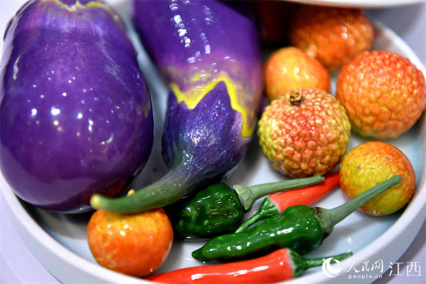 Galeria: pe?as de ceramica no formato de frutas e legumes s?o um sucesso em Jingdezhen